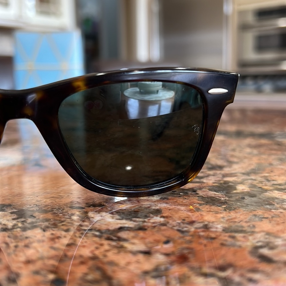 Women’s Wayfarer Ray Ban Polarized Sunglasses - Picture 7 of 9